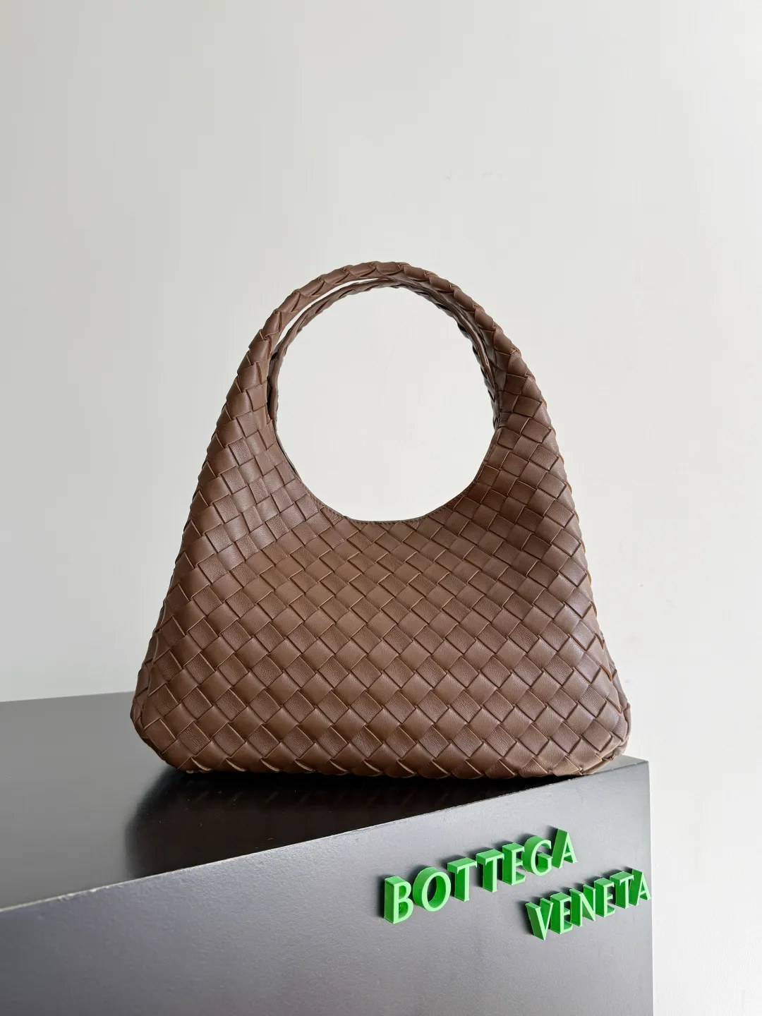 Batch 2160 new products are coming! BOTTEGA VENETA Bottega Veneta's 2025 new Campana shoulder bag is on the market~ First of all, I would like to praise the weight of this bag. As a not too small bag, it is very light for daily use. For people like me who need to carry a lot of belongings when going out, this advantage is great, and it greatly reduces the burden of traveling. 🛍️The shape is a bit like a combination of parachute and jodie. The blunt triangle shape is cute and honest. Carrying it on your back when going shopping is a good mood accelerator. The handles and body of the bag are both classic weaves. A tie is added to the original open design. If it is not tied up, the bag will look like a small vegetable basket when carried. Style number: 844249 Size: 33*20*16.5cm